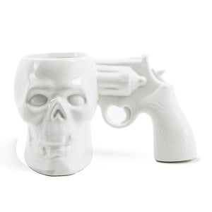 Taza en forma de pistola con calavera