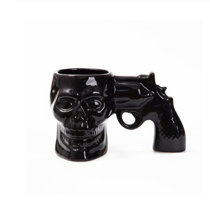 Taza en forma de pistola con calavera