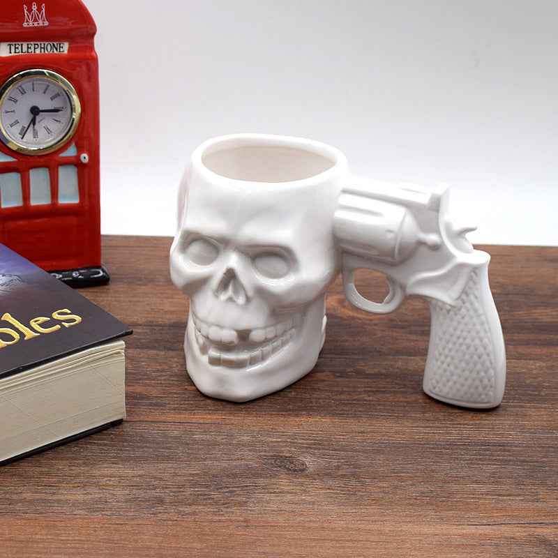 Taza en forma de pistola con calavera